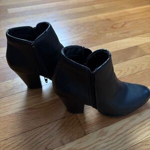 Nine West black ankle boot with heel size 7